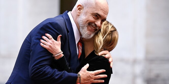 Edi Rama umarmt Giorgia Meloni bei einem Treffen in Rom im Dezember 2023