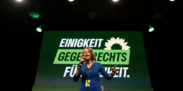Anne-Katrin Haubold auf der Parteitagsbühne mit der Aufschrift: Einigkeit gegen Rechts für Freiheit