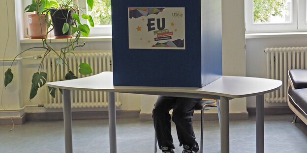 Das Bild zeigt ein Kind bei der U16-Europawahl am Freitag in Berlin