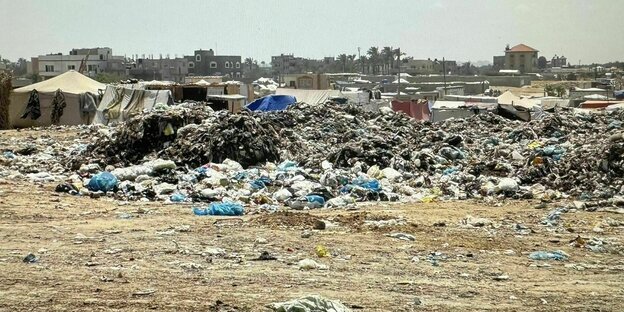 ein Müllhaufen an einem Strand
