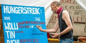 Hungerstreikender vor Tafel mit Dauer der Hungerstreiks
