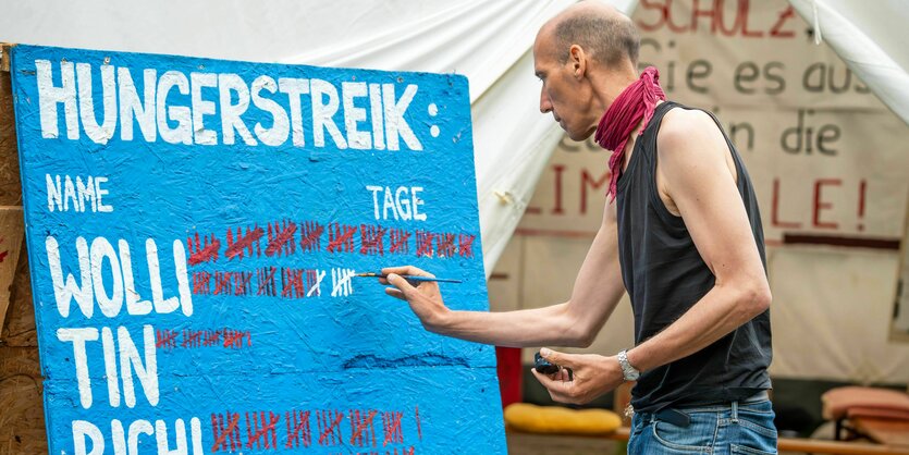 Hungerstreikender vor Tafel mit Dauer der Hungerstreiks