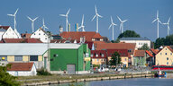 Windkraftanlagen hinter Häusern