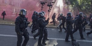 Behelmte Polizisten mit Kameras auf einer Straße in Leipzig