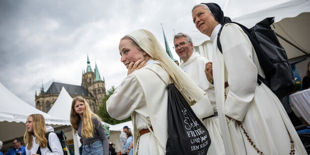 Eine Gruppe Nonnen auf dem Domplatz von Erfurt