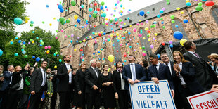 Gedenkfeier an Walter Lübcke vor der Martinskirche in Kassel