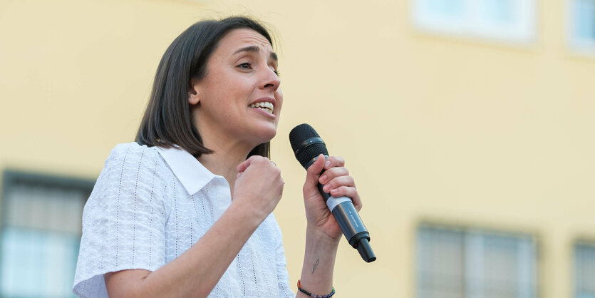 Irene Montero spricht in ein Mikrofon.