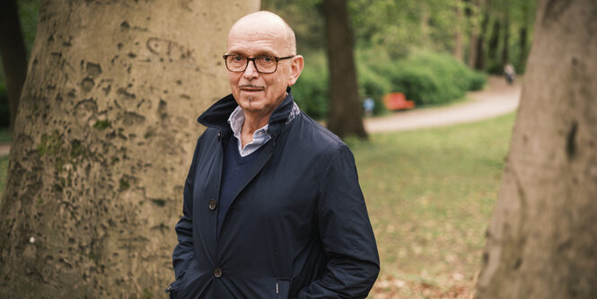 Porträt von Prof. Dr. Hans-Gerd Koch im Stadtpark Steglitz.