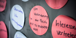 Aufkleber an einer Schultafel beschriftet mit Themen, die die Schüler:innen während eines Workshops diskutieren.