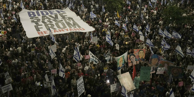 Tausende Menschen versammeln sich in Tel Aviv und tragen ein gemeinsames Banner