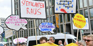 "Drinking landlords tears" steht auf einem der Demo-Schilder bei der Mieten-Demo am 1.6.24 in Berlin