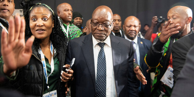 Jacob Zuma läuft durch eine Menschenmenge im Zentrum der Wahlkommission