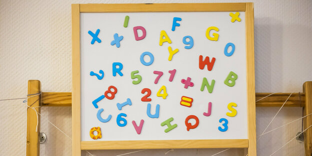 Eine Magnettafel mit Buchstaben und Zahlen in einer Kita