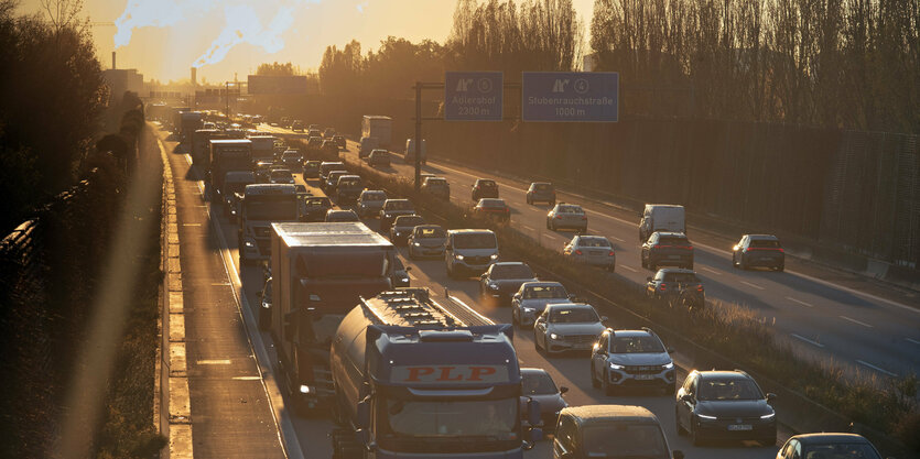 Stau auf einer Autobahn.