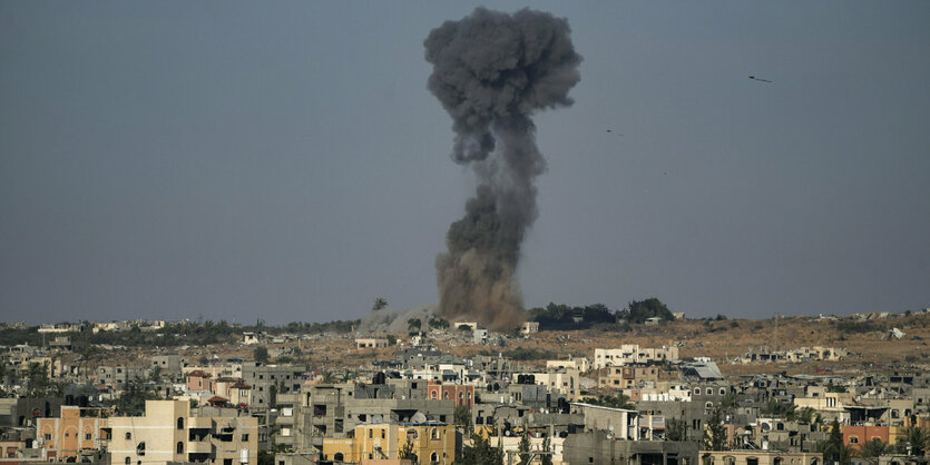 Rauch über Wohnhäusern in Gaza.