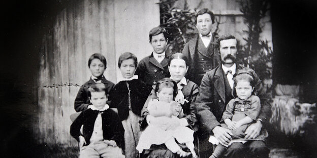 Schwarz-weiß Foto einer traditionellen Familie mit Vater, Mutter und Kindern.