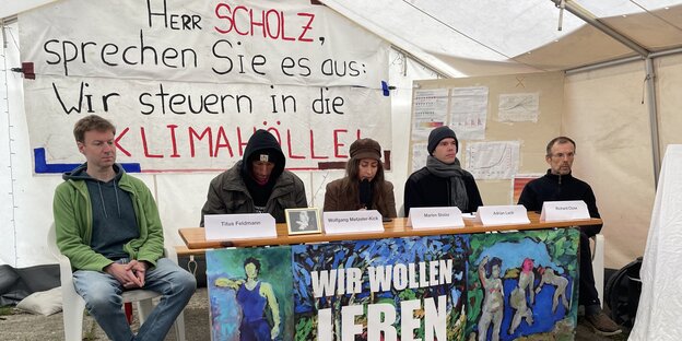 Klimakonferenz von Aktivisten in einem Zelt.