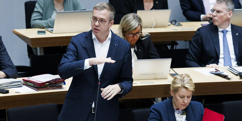 Das Bild zeigt CDU-Finanzsenator Stefan Evers im Abgeordnetenhaus