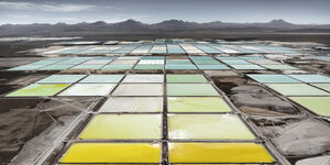 Sportfeldgroße Verdunstungsbecken zur Lithiumgewinnung in der Landschaft von Atacama, Chile