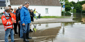 Ministerpräsident Söder schaut auf das Hochwasser