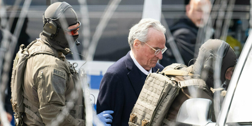 SEK-Beamte der Polizei eskortieren Heinrich XIII. Prinz Reuß.