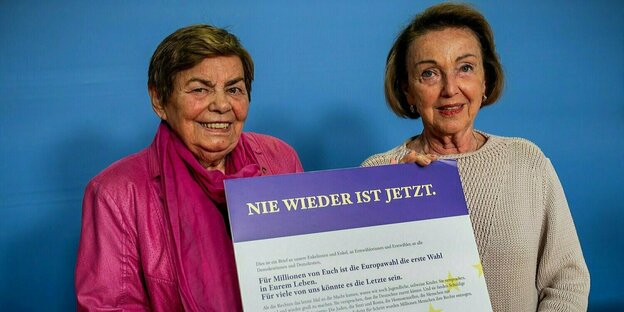Ruth Winkelmann un d Eva Umlauf halten einen offenen brief in den Händen