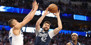 Maxi Kleber mit dem Ball unter dem Korb