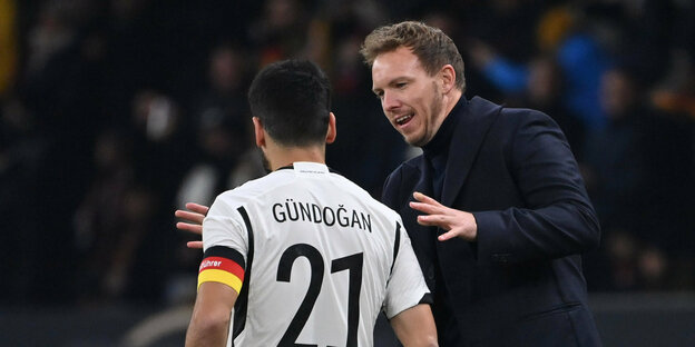 Bundestrainer Julian Nagelsmann gibt Ilkay Guendogan, dem Kapitän der Deutschen Nationalmannschaft, Anweisungen.