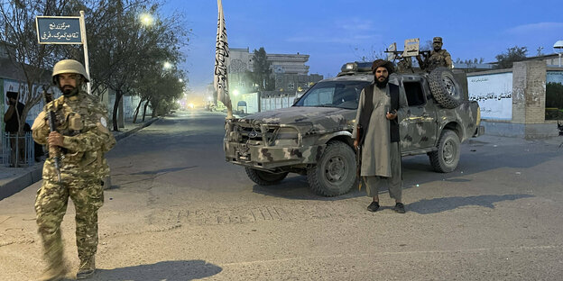 Talibankämpfer an einer Straßensperre.