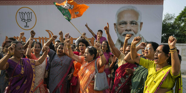 Frauen tanzen vor Modi Porträt