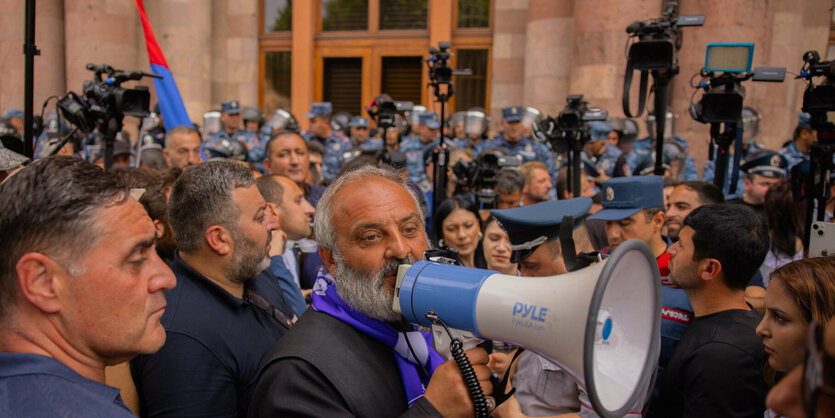 Viele Menschen bei Protesten.