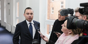 Lars Windhorst spricht im Kieler Landtag mit Journalisten.