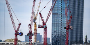 Kräne stehen auf einer Baustelle am Alexanderplatz.