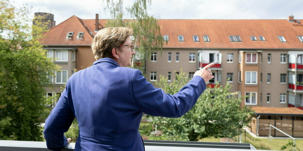 Bundesbauministerin Geywitz steht auf einem Balkon und gestikuliert.