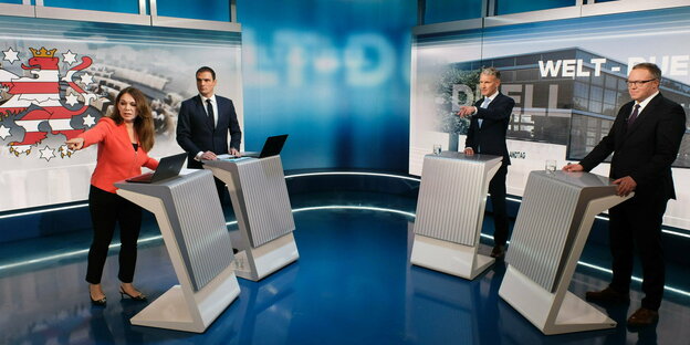 TV-Duell viereinhalb Monate vor der Landtagswahl in Thüringen: Links die Moderatoren Tatjana Ohm und Jan Philipp Burgard, rechts AfD-Landeschef Björn Höcke und CDU-Landeschef Mario Voigt im Berliner TV-Studio.