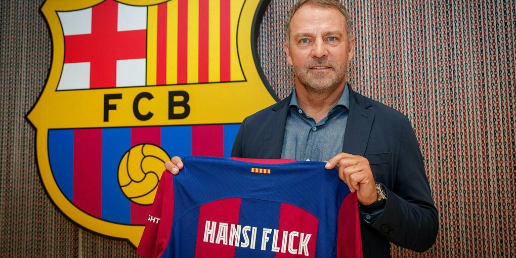 Hansi Flick mit einem Trikot.