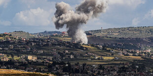 Rauch in einer Landschaft nach einer Explosion.