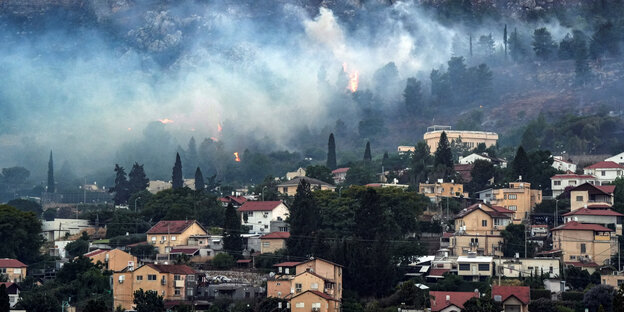 Waldbrand nahe einer Ortschaft.