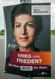 Wahlplakat von Sahra Wagenknecht: großes Portrait mit dem Slogan: Krieg oder Frieden? Ihr habt JETZT die Wahl