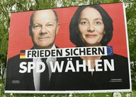 SPD-Wahlplakat: roter Hintergrund, Porträts von Olaf Schol und Katharina Barley und der Slogan: Frieden sichern, SPD wählen