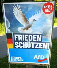 AfD-Plakat in den Farben Blau, mit einer fliegenden weißen Taube und dem Slogan: Schützt den Frieden!