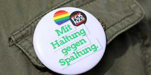 Button auf einem Hemd.