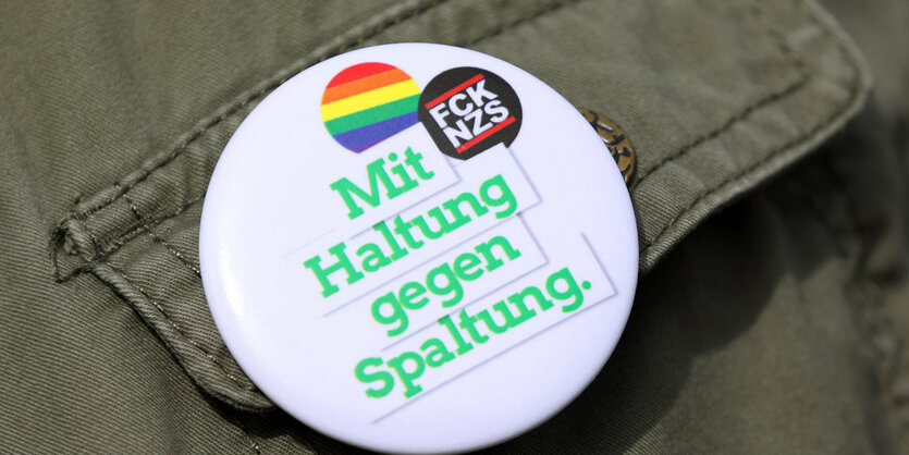 Button auf einem Hemd.