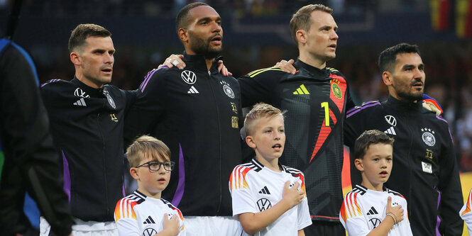 Nationalmannschaft beim Singen.