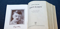 Hitlers Buch „Mein Kampf“ liegt aufgeschlagen da.