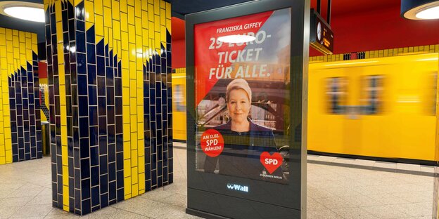 U-Bahnhof mit SPD-Wahlplakat "29-Euro-Ticket für alle" und Franziska Giffey