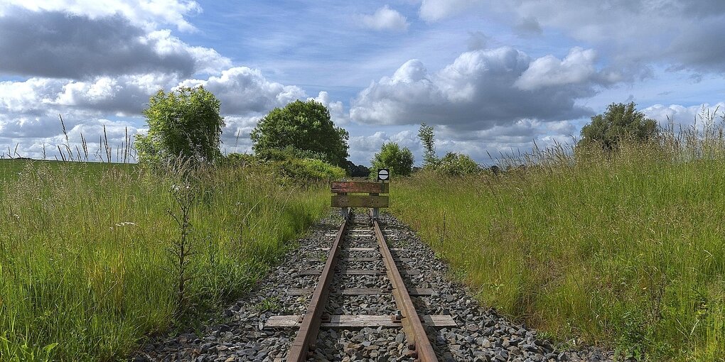 Eine stillgelegte Bahnstrecke