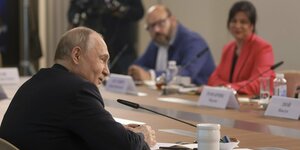 Russlands Präsident Putin spricht zu Journalisten in St. Petersburg
