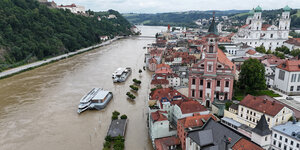 Luftaufnahme von Passau am Ufer einer schlammigen Donau