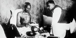Der Anführer der indischen Unabhängigkeitsbewegung, Mahatma Gandhi, links, führt im Mai 1933 auch nach seiner Freilassung aus dem Gefängnis seinen Hungerstreik fuer die "Unberührbaren", die unterste Kaste der indischen Gesellschaft, fort.